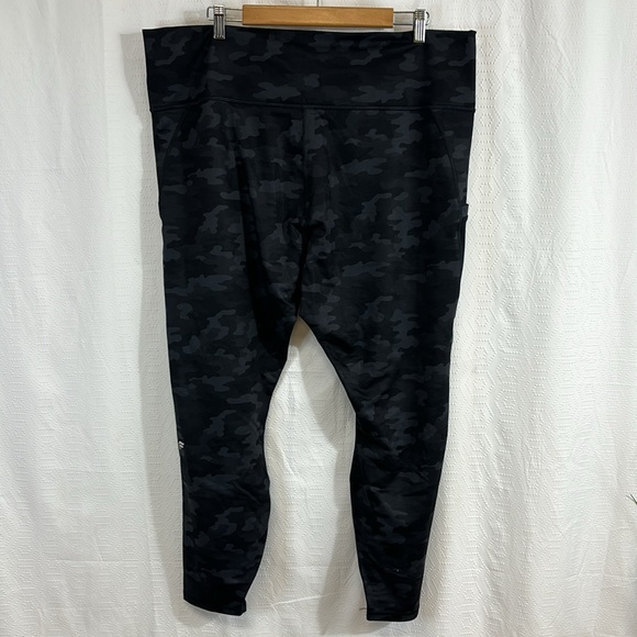 Fabletics on the go high-waisted pocket Capri Grey Camo - Picture 10 of 12
